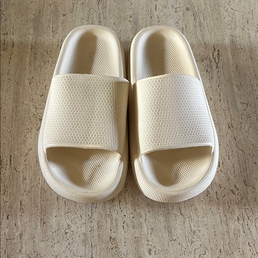SHEIN Cream Women Slippers